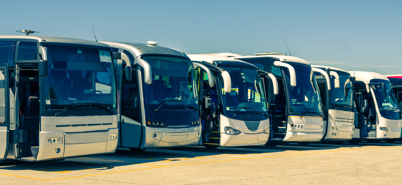 Bild Reisebusse aufgereiht wie in einem Depot.